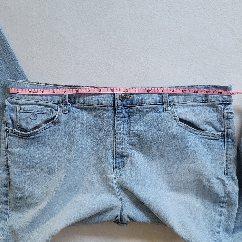 Gloria Vanderbilt Light Blue Amanda Jeans - Picture 4 of 5